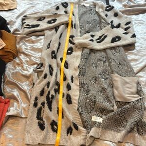 KNOX ROSE ANIMAL PEINT TWO POCKET LONG SWEATER CARDI VIBES